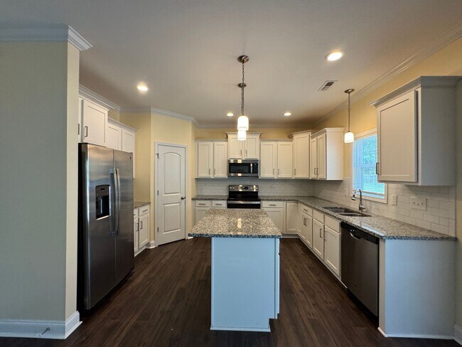 Foto del edificio - Beautiful 4 Bed 2.5 Bath Home with Fenced Backyard