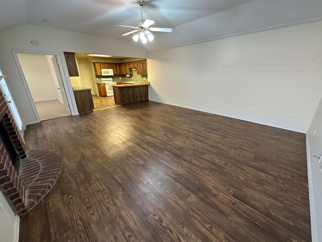 Building Photo - Spacious 2/2/2 townhome