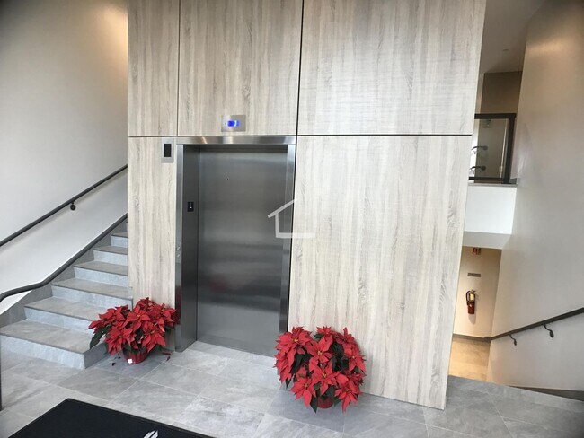 Building Photo - 2Br/2Bth, Great Locaton! Walk to T, Star Market, BU