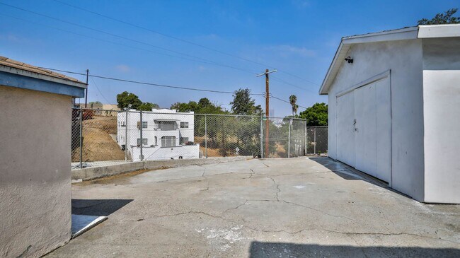 Foto del edificio - East LA duplex