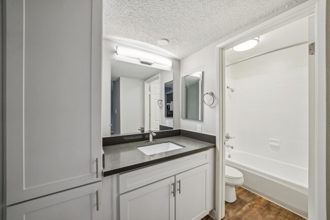 Building Photo - La Valencia Apartment Homes