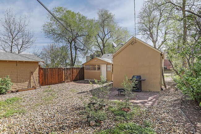 Building Photo - Location! Location! Location! "Charming 2-...