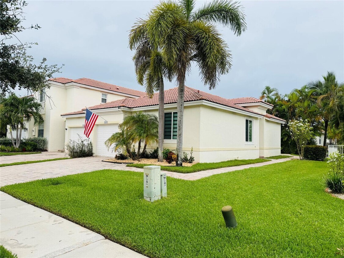 Foto principal - 18761 SW 28th Ct