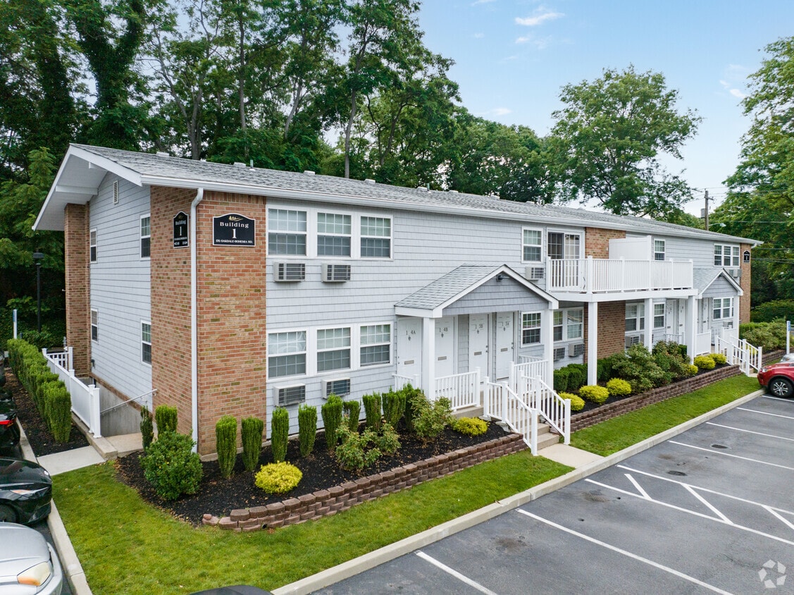Heatherwood House at Oakdale Apartments in Bohemia, NY
