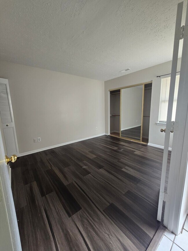 Building Photo - 1 bed with large loft area