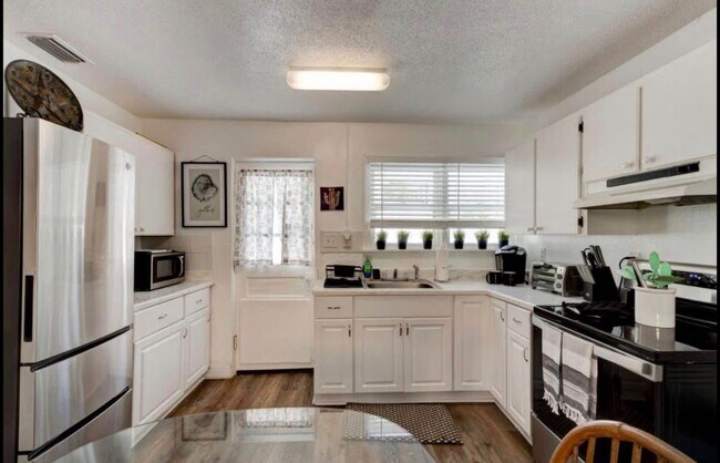 Foto del edificio - 118 Pierce Ave