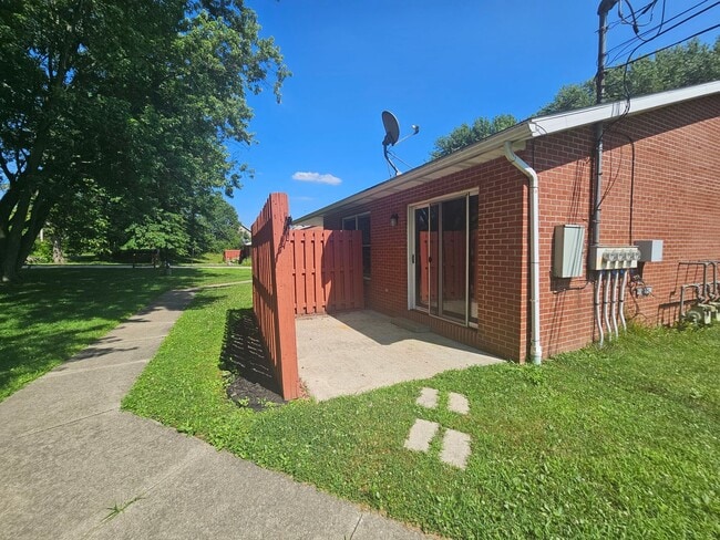 Building Photo - 2 Bedroom 1.5 Bath Ravenna Ohio
