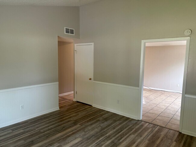 Foto del edificio - 1897 Southaven Cir N