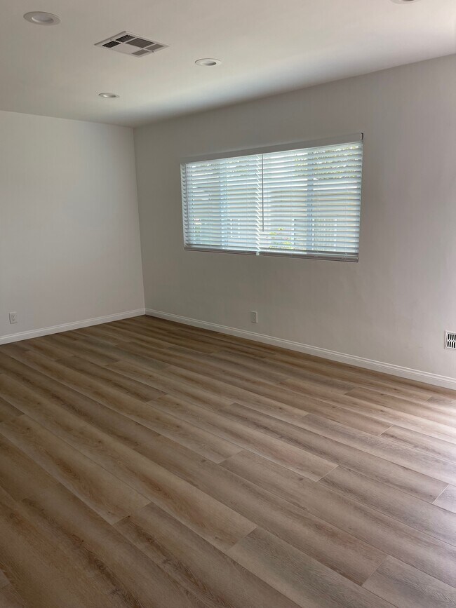 Foto del edificio - 1143 Raymond Ave