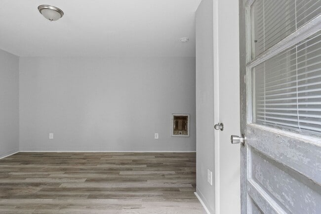 Building Photo - 427 Circle Dr