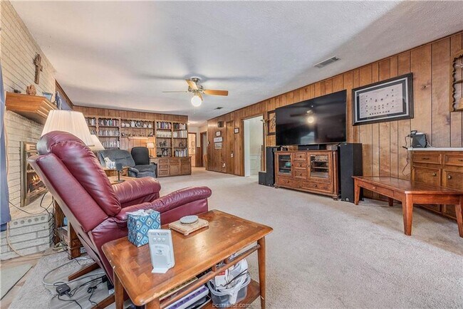 Foto del edificio - 4 bed, 2.5 bath house on HUGE corner lot B...