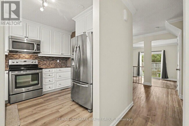 Building Photo - 108 Barrow Crescent