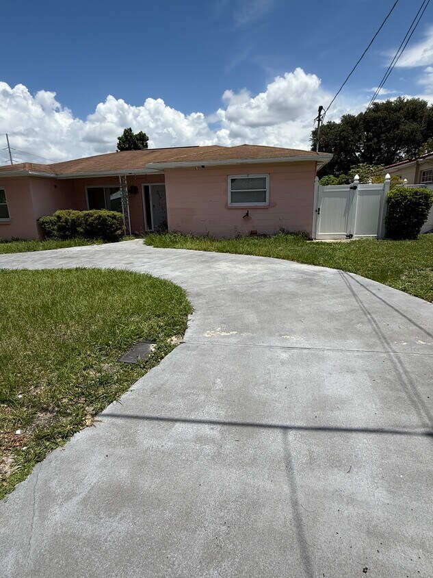 Foto principal - 2911 W Woodlawn Ave