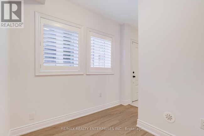 Building Photo - 290 Royalton Common