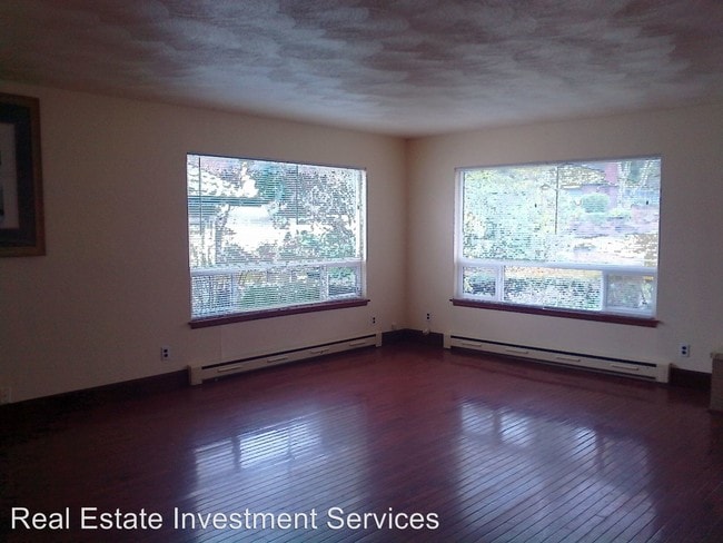 Building Photo - 338 Regents Blvd