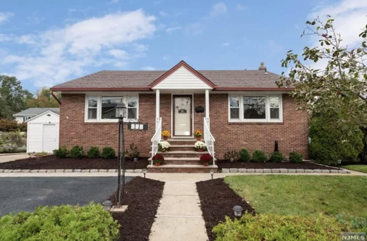 Front - 49 Pehle Ave
