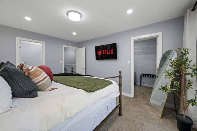 Building Photo - 10749-10792 92 St NW