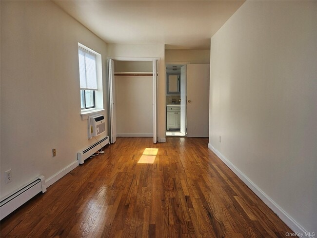Foto del edificio - 39-22 211th St