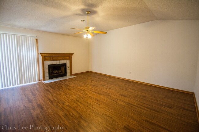 Foto del edificio - Very Well Kept 3BR/2BA home in Wedington Area! Great location, great yard! Ready for showings!