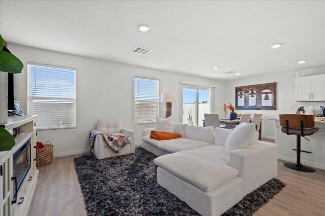 Foto del edificio - Newer Build 4-Bedroom Home with Chef’s Kitchen & Entertainer’s Backyard