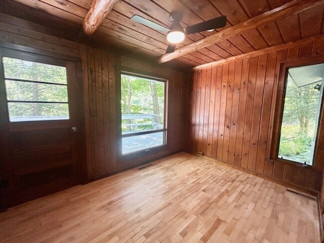 Interior Photo - 272 Drake