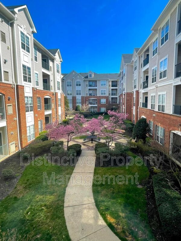 Primary Photo - 4860 Eisenhower Ave