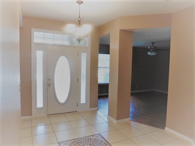 Building Photo - Spacious 4 Bed 3 Bath Home with a FULLY FE...