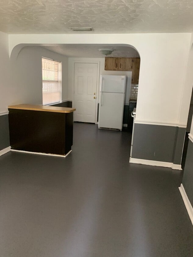 Building Photo - 2004 E Genesee St