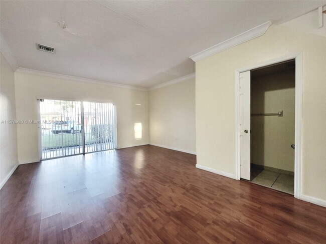 Foto del edificio - 17381 NW 7th Ave