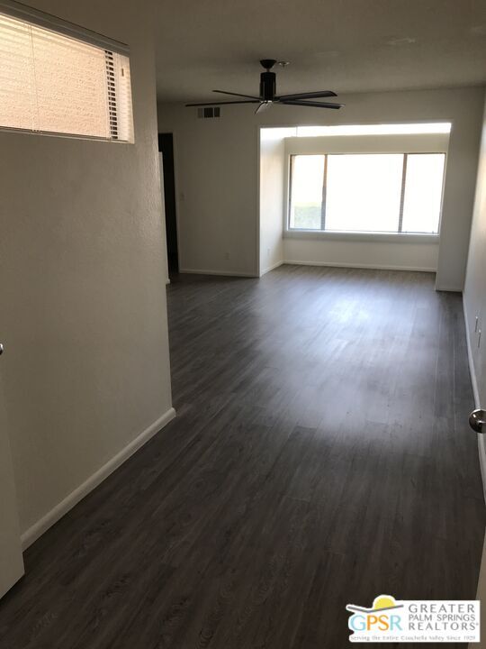Building Photo - 882 Village Square N