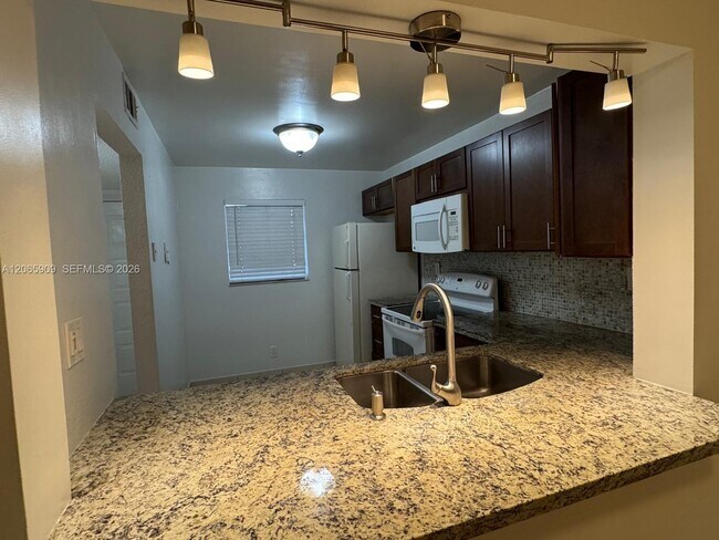 Foto del edificio - 3022 Coral Springs Dr