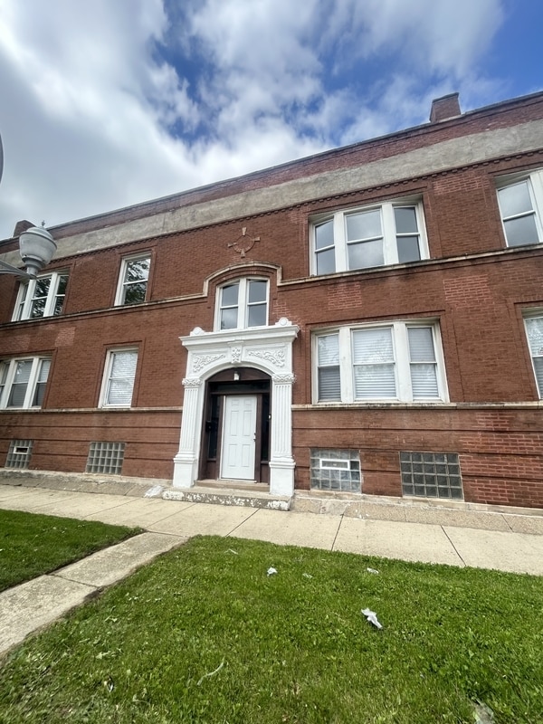 Primary Photo - 1852 W 58th St
