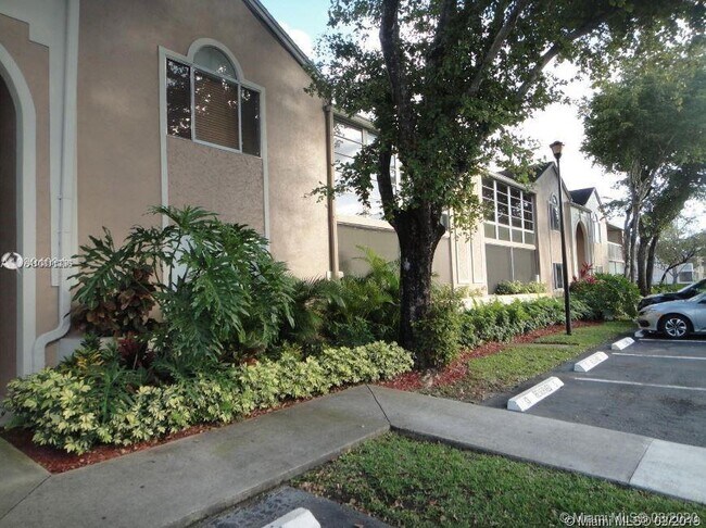 Foto del edificio - 4730 NW 102nd Ave