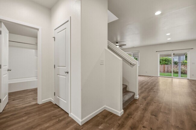 Foto del edificio - MOVE IN READY NOW! A/C! Multi generational living? Home office? Tumwater School District