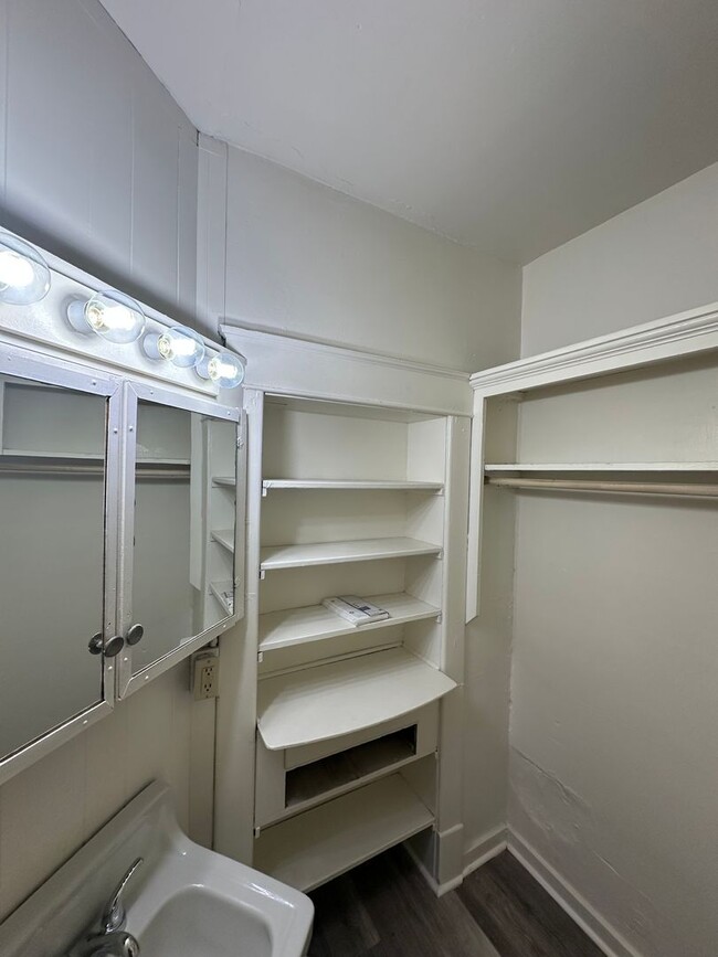 Building Photo - AJE1825