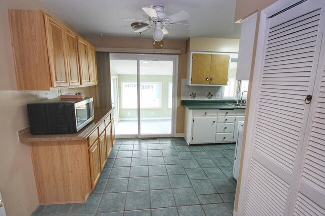 Building Photo - 332 Riverview 4 W