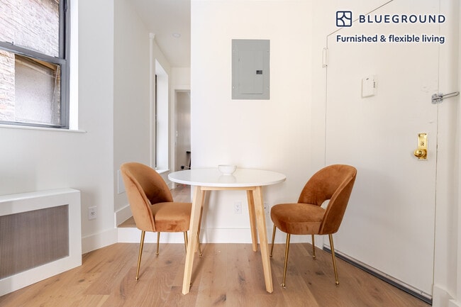 Building Photo - 190 6th Ave