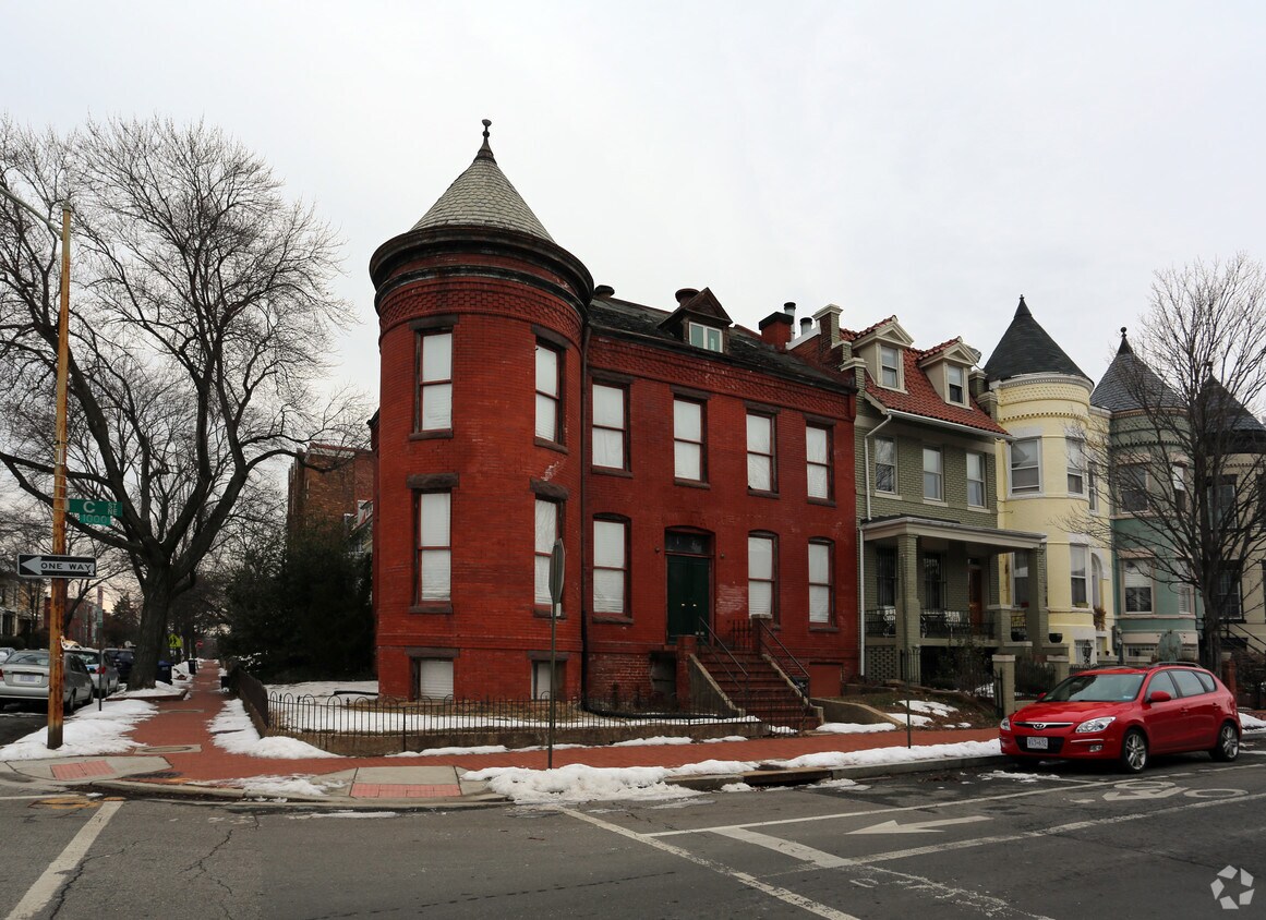 Primary Photo - 1000 C St NE