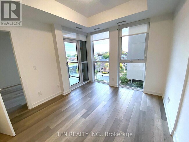 Photo du bâtiment - 1603 Eglinton Ave W