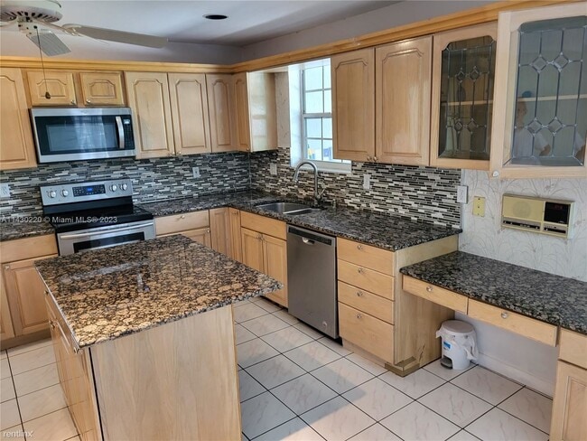 Foto del edificio - 4 br, 3.5 bath House - 9631 NW 39th St