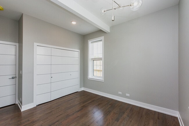 Foto del edificio - 2450 W Chicago Ave