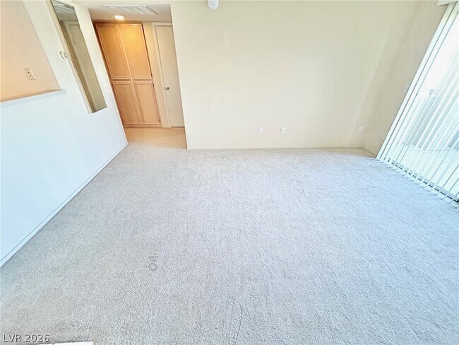 Foto del edificio - 8070 W Russell Rd