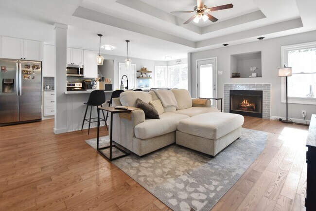 Foto del edificio - Pet Friendly Three Bedroom with Bonus!