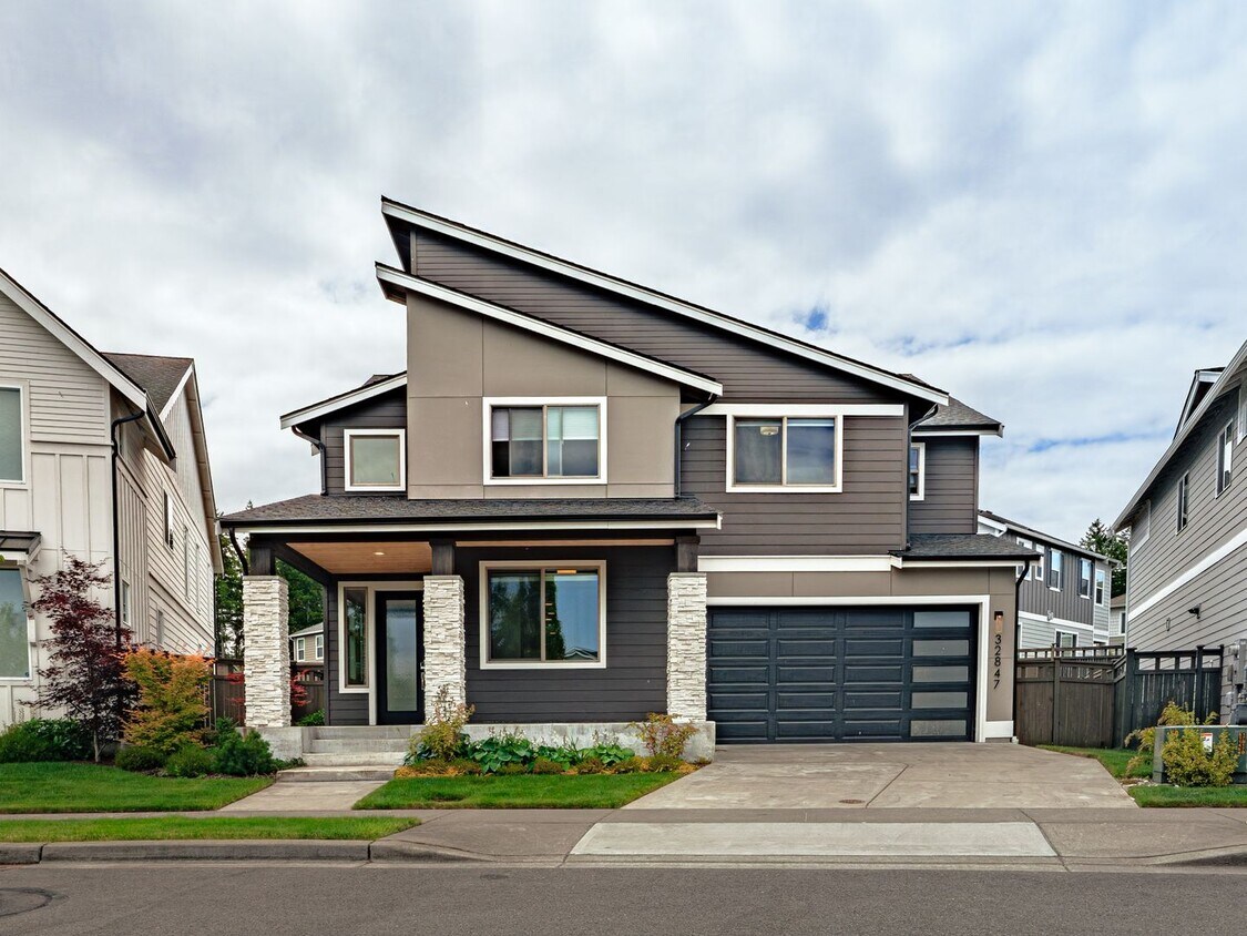 Foto principal - Stunning Ten Trails Home for Rent! 5 bedro...