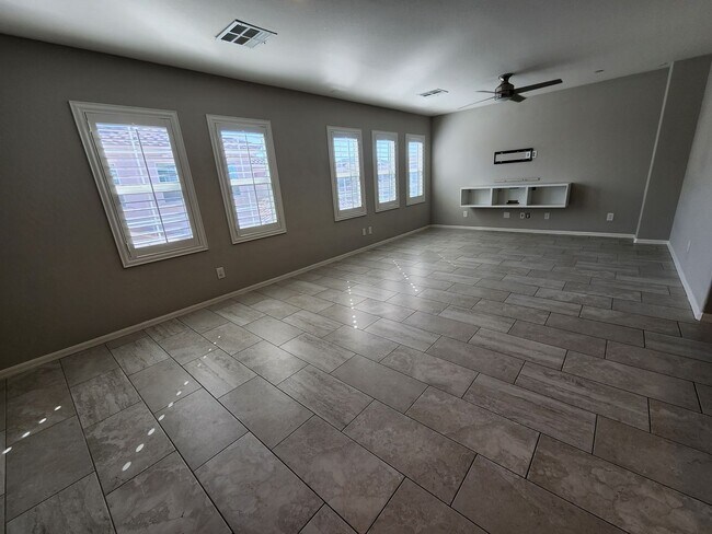 Building Photo - Three Level Mountains Edge Townhome