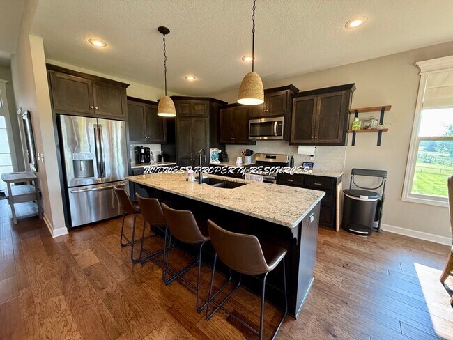 Foto del edificio - Stunning 4 Bedroom Reverse 1.5 Story Home ...