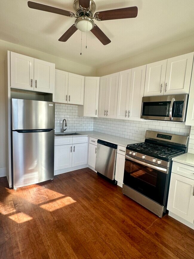 Building Photo - 1311 W Foster Ave