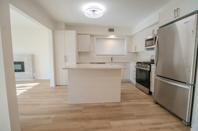 Foto del edificio - 2740 W Farragut Ave