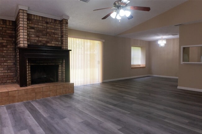 Foto del edificio - 8643 Causeway Dr