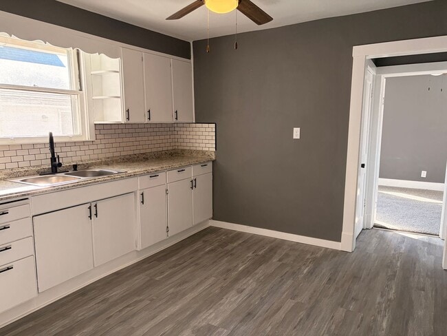 Building Photo - Charming 2-Bedroom Home with Enclosed Porch and Garage!